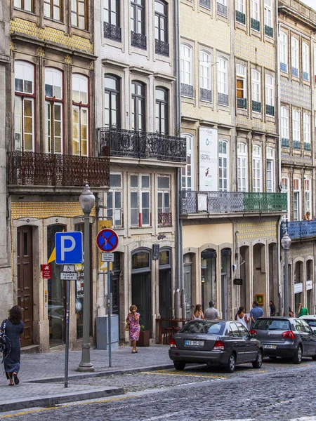 PORTO, PORTUGAL, 17 de junio de 2017. Edificios históricos hacen atractivo horizonte auténtico de la calle en el centro de la ciudad . — Foto de Stock