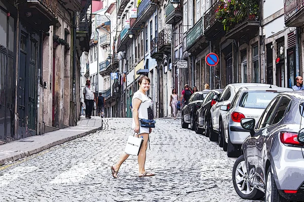 Porto, Portugal, op 17 juni 2017. Historische gebouwen maken mooie authentieke skyline van de straat in het centrum. Auto's worden geparkeerd in de buurt van de stoep. De jonge aantrekkelijke vrouw overdrachten door de straat — Stockfoto
