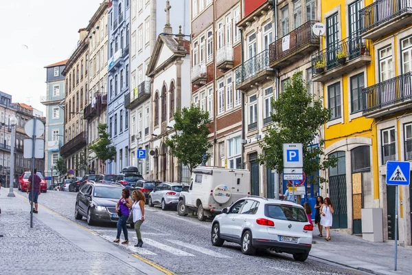 Porto, Portugal, 17 juni 2017. Historiska byggnader göra attraktiva autentiska skyline av gatan i centrala. — Stockfoto