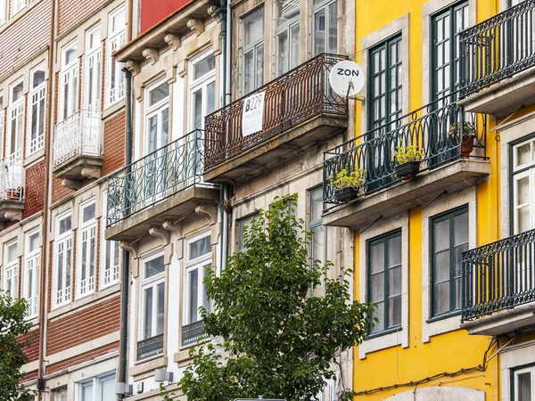 Porto, Portugal, 17 juni 2017. Solen lyser fasader av byggnader i centrum och dess typiska inredning. — Stockfoto