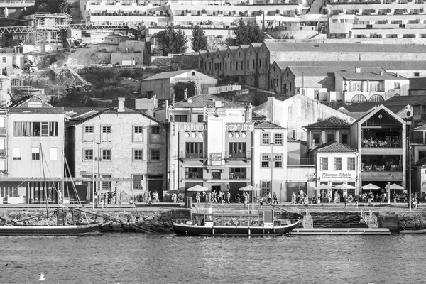 PORTO, PORTOGALLO, il 17 giugno 2017. Il sole illumina facciate di case autentiche in centro in una parte storica della città sul fiume Duero Embankment — Foto Stock