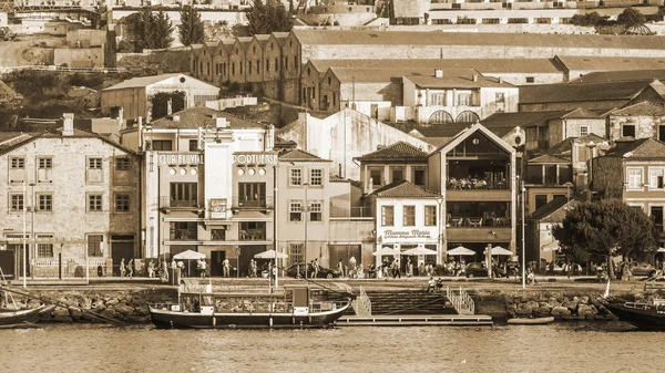 Porto, Portekiz, üzerinde 17 Haziran 2017. Şehir merkezinde şehrin tarihi bir parçası otantik evlerde cephe Duero nehir dolgu üzerinde bilir — Stok fotoğraf