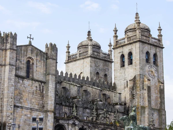 Porto, Portekiz, üzerinde 17 Haziran 2017. Tepede bir şehir maliyeti katedral bilir