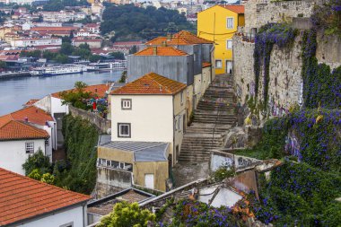 Porto, Portekiz, üzerinde 17 Haziran 2017. Şehrin tarihi bir parçası pitoresk eski otantik evlerin cepheler yüksek Duero nehir kıyısında bilir