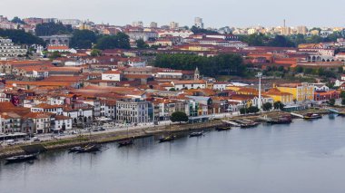 Porto, Portekiz, üzerinde 17 Haziran 2017. Gün batımı Duero Nehri ters banka üzerinde dolgu bilir. İnsanlar dolgu üzerinde hareket