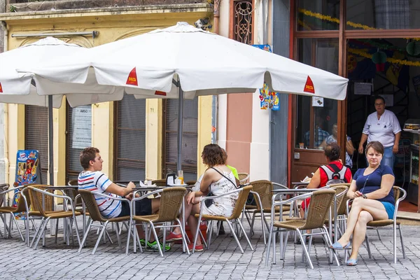 PORTO, PORTUGAL, 17 de junio de 2017. La gente come y descansa en la cafetería bajo el cielo abierto en una parte histórica de la ciudad — Foto de Stock