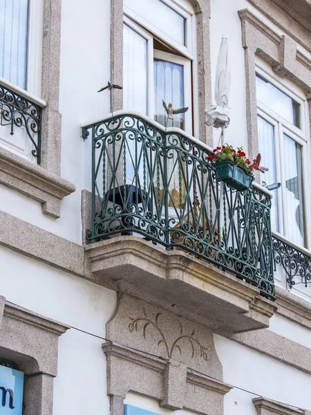 PORTO, PORTUGAL, le 17 juin 2017. Les lumières du soleil façades des bâtiments dans le centre-ville et son décor typique . — Photo