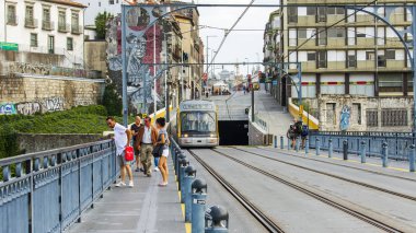 Porto, Portekiz, üzerinde 17 Haziran 2017. Metro treni bir tünel Ponte ben köprü Luis kalkıyor.
