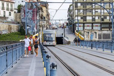 Porto, Portekiz, üzerinde 17 Haziran 2017. Metro treni bir tünel Ponte ben köprü Luis kalkıyor.