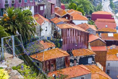 Porto, Portekiz, üzerinde 17 Haziran 2017. Şehrin tarihi bir parçası pitoresk eski otantik evlerin cepheler yüksek Duero nehir kıyısında bilir