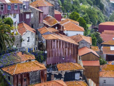 Porto, Portekiz, üzerinde 17 Haziran 2017. Şehrin tarihi bir parçası pitoresk eski otantik evlerin cepheler yüksek Duero nehir kıyısında bilir