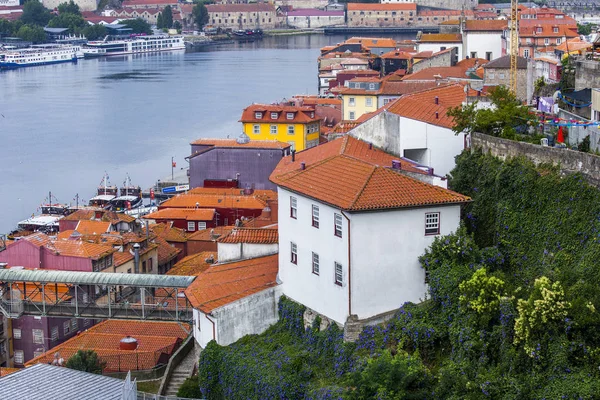 Porto, Portekiz, üzerinde 17 Haziran 2017. Şehrin tarihi bir parçası pitoresk eski otantik evlerin cepheler yüksek Duero nehir kıyısında bilir