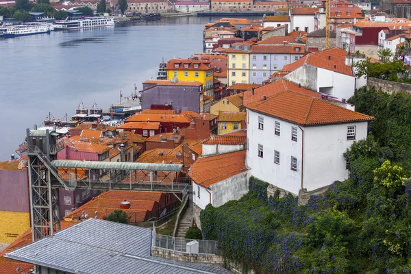 Porto, Portekiz, üzerinde 17 Haziran 2017. Şehrin tarihi bir parçası pitoresk eski otantik evlerin cepheler yüksek Duero nehir kıyısında bilir