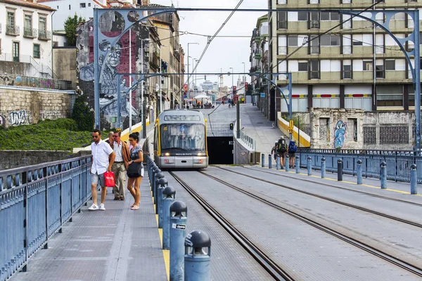 Porto, Portekiz, üzerinde 17 Haziran 2017. Metro treni bir tünel Ponte ben köprü Luis kalkıyor.