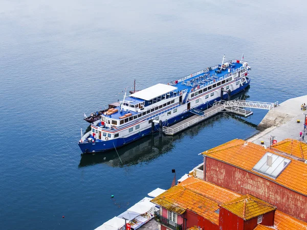 Porto, Portugalia, na 17 czerwca 2017 r. Zwiedzanie statek jest zacumowany w nabrzeże rzeki Douro. Widok z Ponte Luis I most — Zdjęcie stockowe