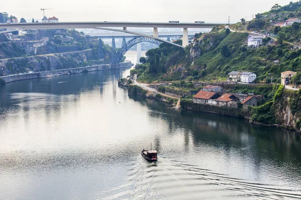 Πόρτο, Πορτογαλία, στις 17 Ιουνίου 2017. Η βάρκα επιπλέει κάτω από τον ποταμό Douro — Φωτογραφία Αρχείου