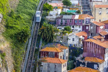   Porto, Portekiz, üzerinde 17 Haziran 2017. Füniküler eski şehirde Douro nehir kıyısında bir tepenin yamacında tırmanıyor. Ben köprü Ponte Luis'den görüntülemek