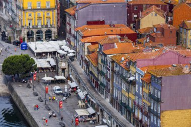  Porto, Portekiz, üzerinde 17 Haziran 2017. Otantik binalar, şehir merkezinde çekici bir mimari kompleks Douro nehir set of of olun. Ben köprü Ponte Luis'den görüntülemek