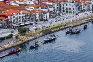 Porto, Portekiz, üzerinde 17 Haziran 2017. Duero nehir bankada yürüyen tekne palamarla.