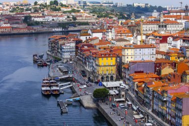 Porto, Portekiz, üzerinde 17 Haziran 2017. Çok sayıda tekne Douro nehir setin palamarla. Ben köprü Ponte Luis'den görüntülemek