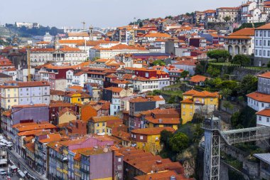 Porto, Portekiz, üzerinde 15 Haziran 2017. Yaz günü. Şehir merkezinde Douro nehir kıyısında bir tepenin yamacında bulunan kırmızı çatılar bilir