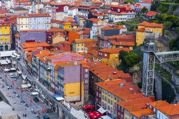  Porto, Portekiz, üzerinde 17 Haziran 2017. Otantik binalar, şehir merkezinde çekici bir mimari kompleks Douro nehir set of of olun. Ben köprü Ponte Luis'den görüntülemek