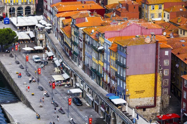  Porto, Portekiz, üzerinde 17 Haziran 2017. Otantik binalar, şehir merkezinde çekici bir mimari kompleks Douro nehir set of of olun. Ben köprü Ponte Luis'den görüntülemek
