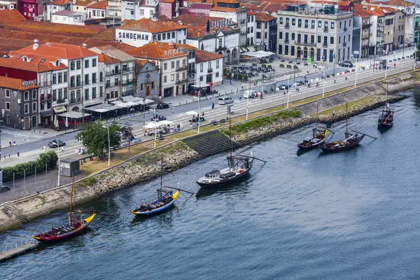 葡萄牙波尔图队，在 2017 年 6 月 17 日。行走的船停泊在银行的杜罗河. — 图库照片