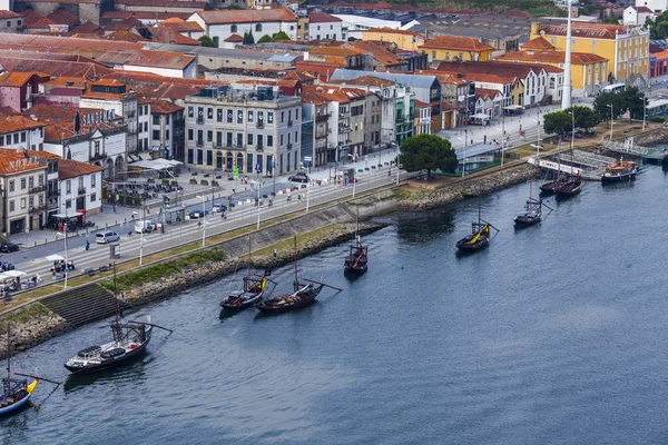 PORTO, PORTOGALLO, il 15 giugno 2017. Paesaggio urbano estivo. Il sole illumina edifici di in centro sulla riva del fiume di Douro . — Foto Stock