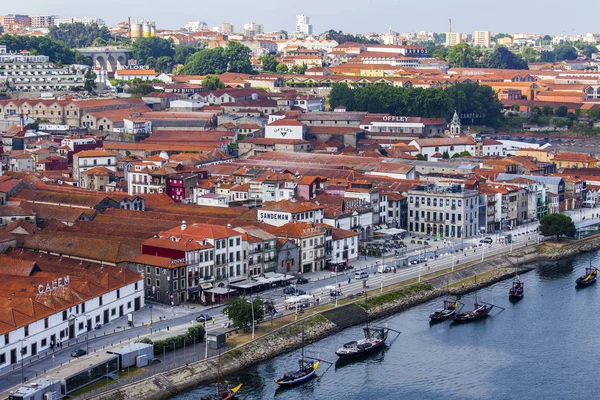 PORTO, PORTUGAL, em 17 de junho de 2017. Edifícios autênticos fazem um atractivo complexo arquitectónico do Rio Douro Embankment no centro da cidade. Vista da Ponte Luis I Ponte — Fotografia de Stock