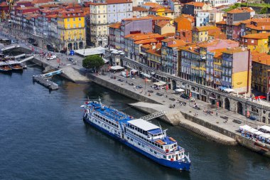 Porto, Portekiz, üzerinde 17 Haziran 2017. Duero nehir bankada yürüyen tekne palamarla.