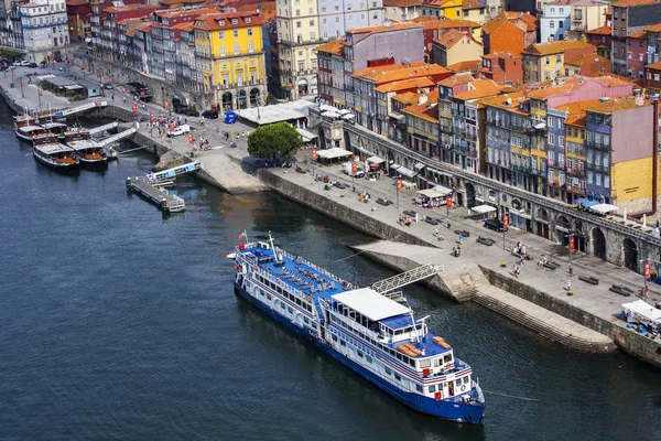 Porto, Portekiz, üzerinde 17 Haziran 2017. Duero nehir bankada yürüyen tekne palamarla.