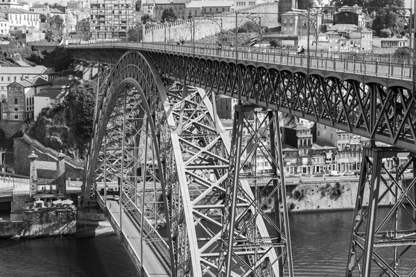 Porto, Portekiz, üzerinde 17 Haziran 2017. Otomobil ve yaya Ponte ben köprü Luis Douro nehir kıyısına bağlanır ve bir şehir karakter — Stok fotoğraf