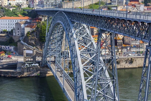 Porto, Portugalsko, na 17 června 2017. Automobilovou a pěší Ponte Luis, který most spojuje břehy řeky Douro a je jednou z postav město — Stock fotografie