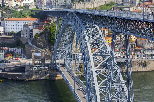 PORTO, PORTUGAL, em 17 de junho de 2017. Automóvel e pedestre Ponte Luís I Ponte liga as margens do rio do Douro e é um dos personagens da cidade — Fotografia de Stock
