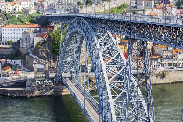 PORTO, PORTUGAL, on June 17, 2017. Automobile and pedestrian Ponte Luis I Bridge connects river banks of Douro and is one of city characters — Stock Photo, Image