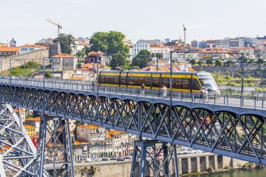 Porto, Portekiz, üzerinde 17 Haziran 2017. Otomobil ve yaya Ponte ben köprü Luis Douro nehir kıyısına bağlanır ve bir şehir karakter