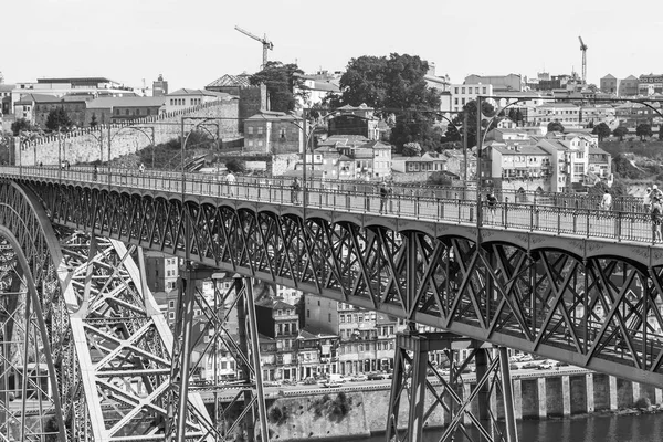 Porto, Portekiz, üzerinde 17 Haziran 2017. Otomobil ve yaya Ponte ben köprü Luis Douro nehir kıyısına bağlanır ve bir şehir karakter — Stok fotoğraf