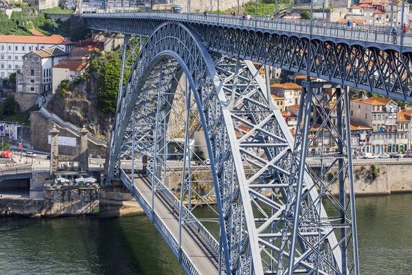 Porto, Portugalsko, na 17 června 2017. Automobilovou a pěší Ponte Luis, který most spojuje břehy řeky Douro a je jednou z postav město — Stock fotografie