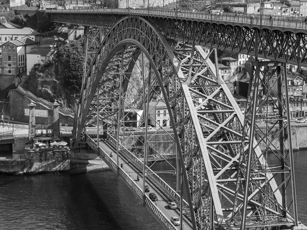 Porto, Portekiz, üzerinde 17 Haziran 2017. Otomobil ve yaya Ponte ben köprü Luis Douro nehir kıyısına bağlanır ve bir şehir karakter