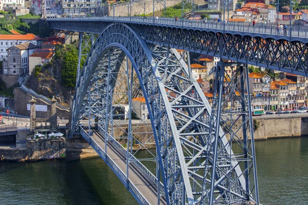 Porto, Portugalsko, na 17 června 2017. Automobilovou a pěší Ponte Luis, který most spojuje břehy řeky Douro a je jednou z postav město — Stock fotografie