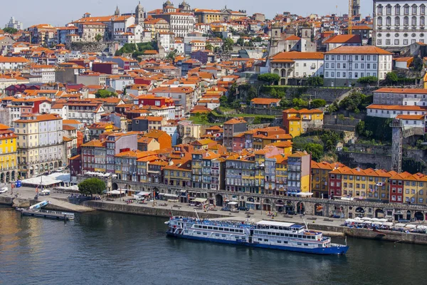 Porto, Portekiz, üzerinde 15 Haziran 2017. Yaz şehir manzarası. Binaların şehir merkezinde Douro nehir kıyısında bilir. 