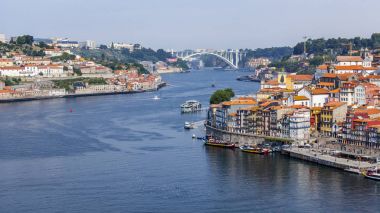 Porto, Portekiz, üzerinde 15 Haziran 2017. Yaz şehir manzarası. Binaların şehir merkezinde Douro nehir kıyısında bilir. 
