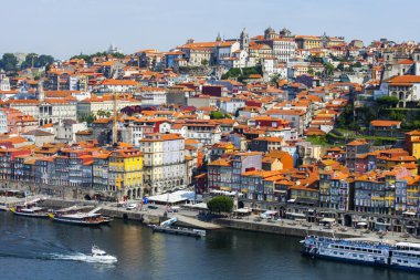 Porto, Portekiz, üzerinde 15 Haziran 2017. Yaz günü. Kırmızı çatılar şehir merkezinde Douro nehir kıyısında bilir. 