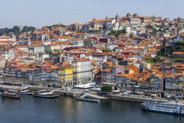 Porto, Portekiz, üzerinde 17 Haziran 2017. Duero Nehri ters banka üzerinde dolgu bilir. İnsanlar ve araçların dolgu üzerinde hareket ettirin. Otantik tekneleri rıhtımda demirli