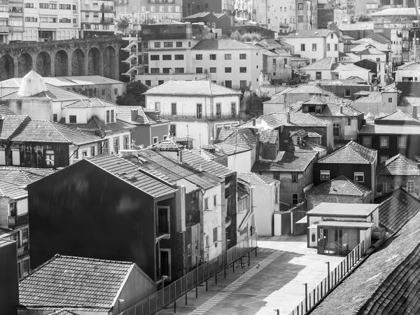 Porto, Portekiz, üzerinde 17 Haziran 2017. Eski otantik binalar çekici bir mimari kompleks Caddesi'nin eski şehirde yapmak..