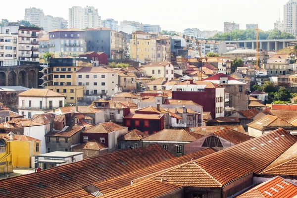 PORTO, PORTUGAL, em 15 de junho de 2017. Dia de verão. O sol ilumina os telhados vermelhos do centro da cidade nas margens do rio Douro . — Fotografia de Stock