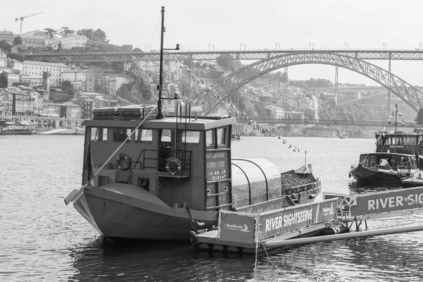 Porto, Portugal, 17 juni 2017. Gångavstånd båten är förtöjd på stranden av floden av Duero. — Stockfoto