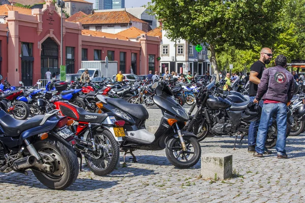 PORTO, PORTUGAL, on June 17, 2017. Numerous motorcycles are parked on the city street — Stock Photo, Image