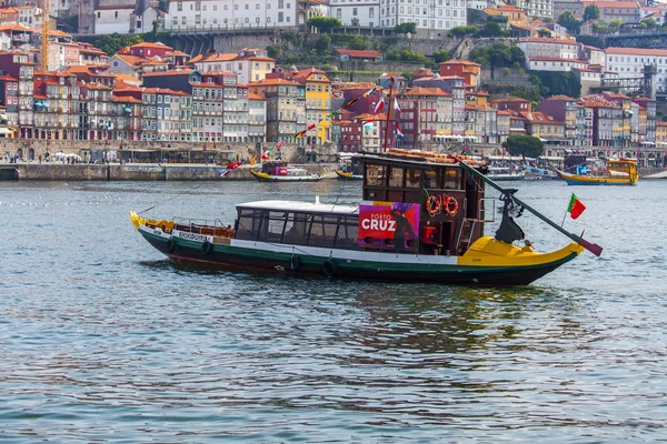  Porto, Portekiz, üzerinde 17 Haziran 2017. Nehirde Duero yürüyen tekne yüzen. 